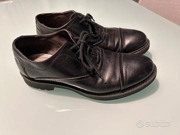 Scarpe nere con lacci Cafenoir