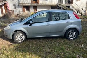 Auto funzionante, buona per neopatentati.