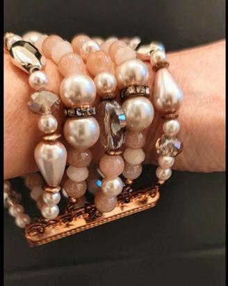Bracciale multifulo con perle e perline.