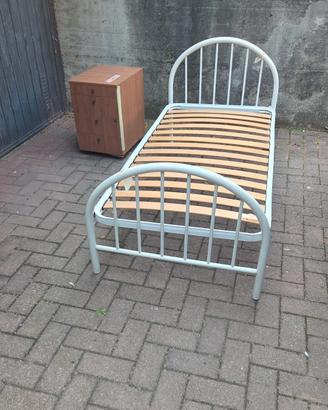 letto singolo in metallo