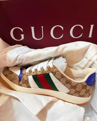 Scarpe nuove con cartellino