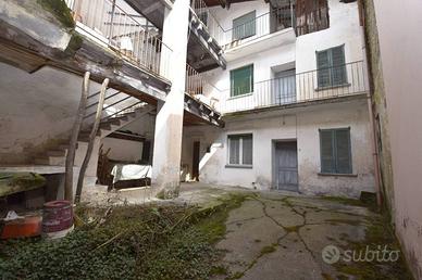 Casa indipendente di 330 m² con più di 5 locali a 