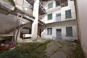 Casa indipendente di 330 m² con più di 5 locali a 