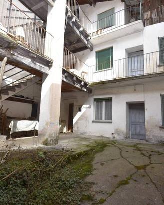 Casa indipendente di 330 m² con più di 5 locali a 
