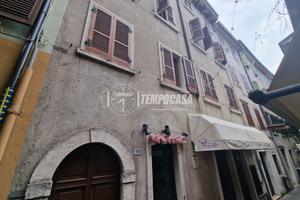 BILOCALE CON SOFFITTA AL TERZO PIANO IN CENTRO STO