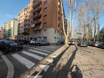 Locale angolare ristrutturato con 4 vetrine