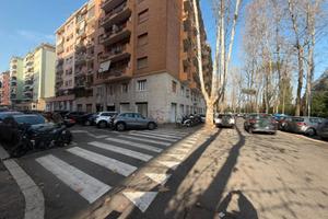 Locale angolare ristrutturato con 4 vetrine