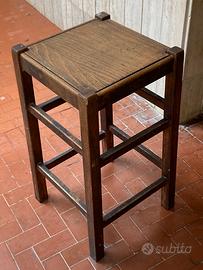 Sgabello in legno scuro