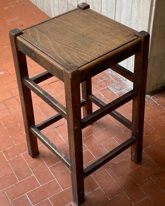 Sgabello in legno scuro