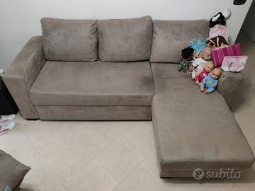 Divano con chaise longue e cassettone apribile