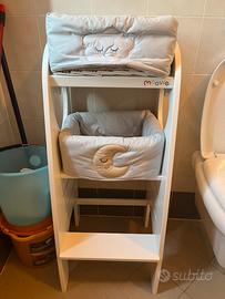 Porta oggetti e pannoloni in legno.