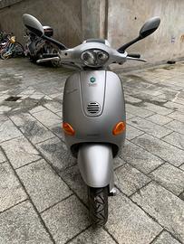 Vespa ET4 125 con bauletto