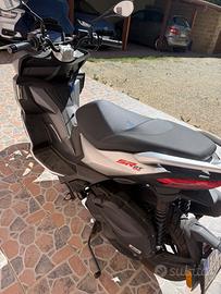 Aprilia SR 125 GT con soli 1000km VERI! casco JET