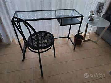 Scrivania pc e sedia