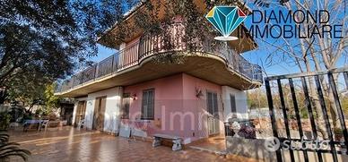 Villetta singola con ampi spazi esterni e garage