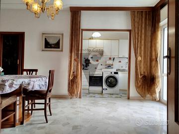 Luminoso trilocale arredato all'ultimo piano in z