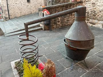 Antico alambicco in rame