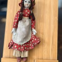 Bambola in ceramica e stoffa