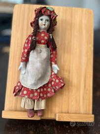 Bambola in ceramica e stoffa