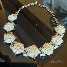 COLLANA TIPO TRIFARI CON FIORI BIANCHI