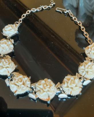 COLLANA TIPO TRIFARI CON FIORI BIANCHI