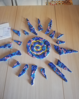 Creazione artistica sole in ceramica dipinta