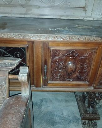 salotto con decorazione leone