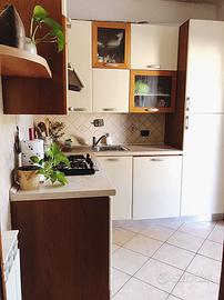 Cucina ad angolo dotata di tutto