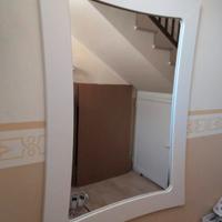 Specchio con cornice bianca moderna