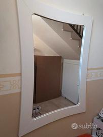 Specchio con cornice bianca moderna