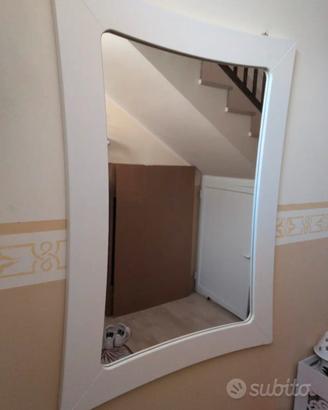 Specchio con cornice bianca moderna