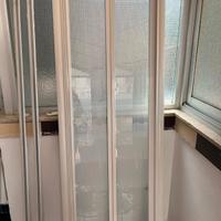 Box doccia usato 65X65X65 ante in vetro.