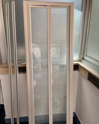 Box doccia usato 65X65X65 ante in vetro.