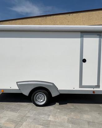 Carrello attrezzato come officina mobile per moto