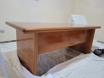 Scrivania in legno per studio