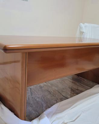 Scrivania in legno per studio