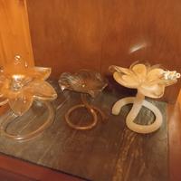 fiori, colombe e oggetti in vetro, porcellana