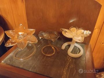 fiori, colombe e oggetti in vetro, porcellana