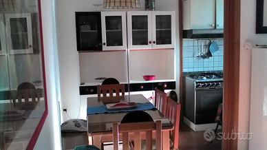 Tavolo rettangolare con sedie e panca