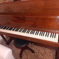 Pianoforte verticale in noce a tre pedali 