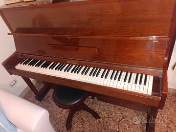 Pianoforte verticale in noce a tre pedali 