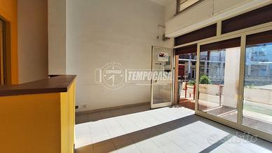 LOCALE COMMERCIALE CON PICCOLA AREA ESTERNA, SU 2