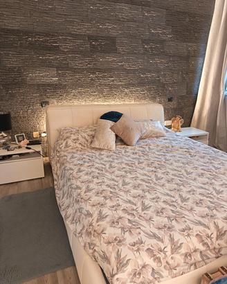 Letto contenitore in vera pelle.