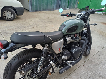 Moto Triumph Street twin 900