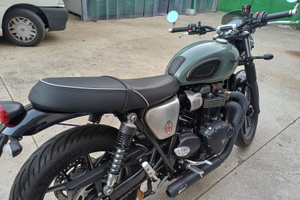 Moto Triumph Street twin 900
