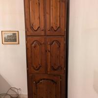 Armadio stretto a scomparti in legno