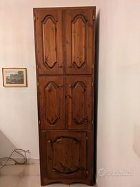 Armadio stretto a scomparti in legno