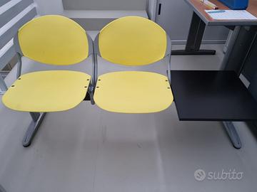 Panca attesa con sedile ribaltabile e tavolino