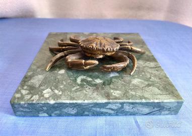 Scultura in bronzo GRANCHIO su base marmo verde