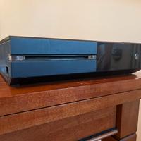 XBOX ONE completa di cavi, due controller e giochi